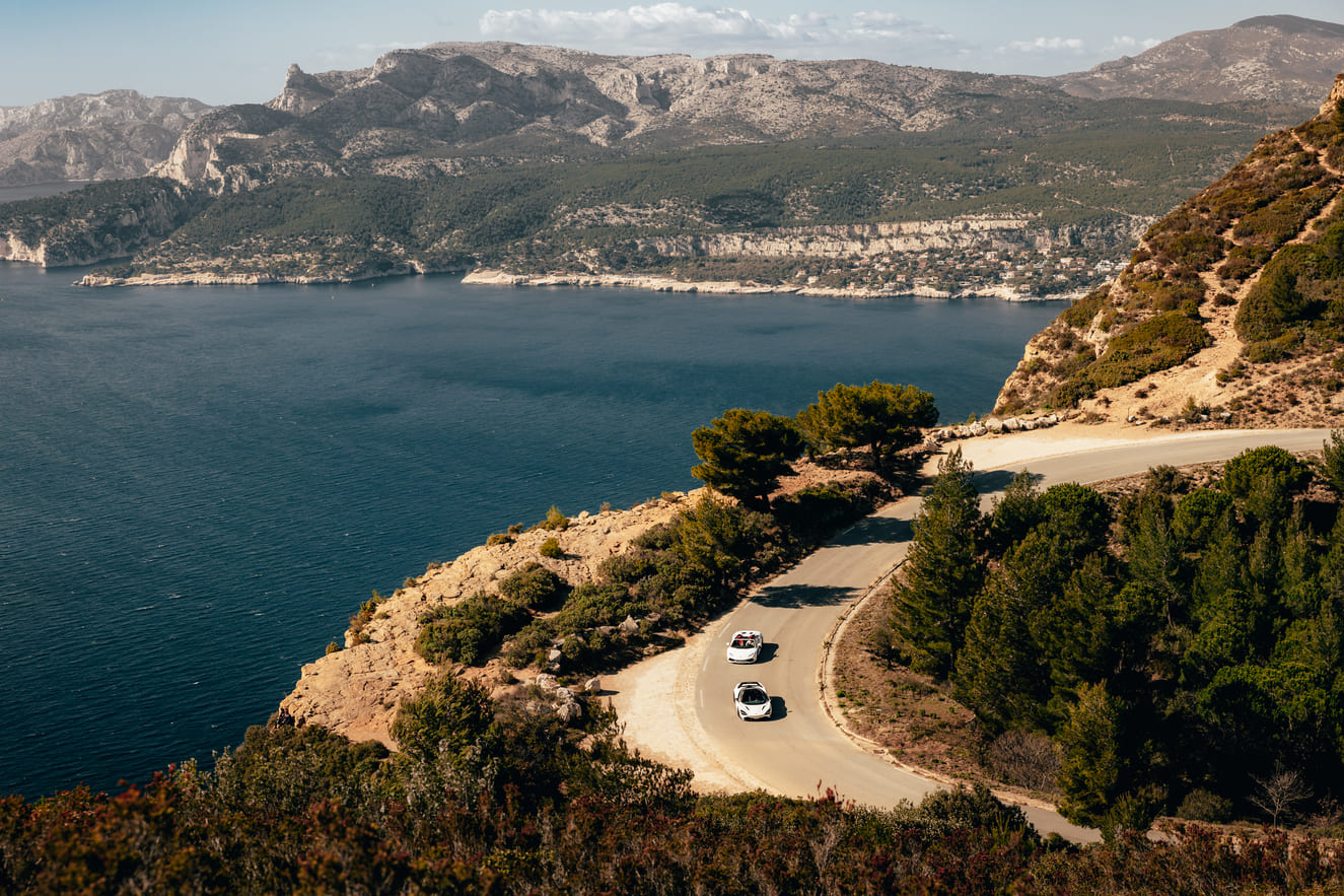 Skyview of supercars die langs de Cote D'Azur rijden