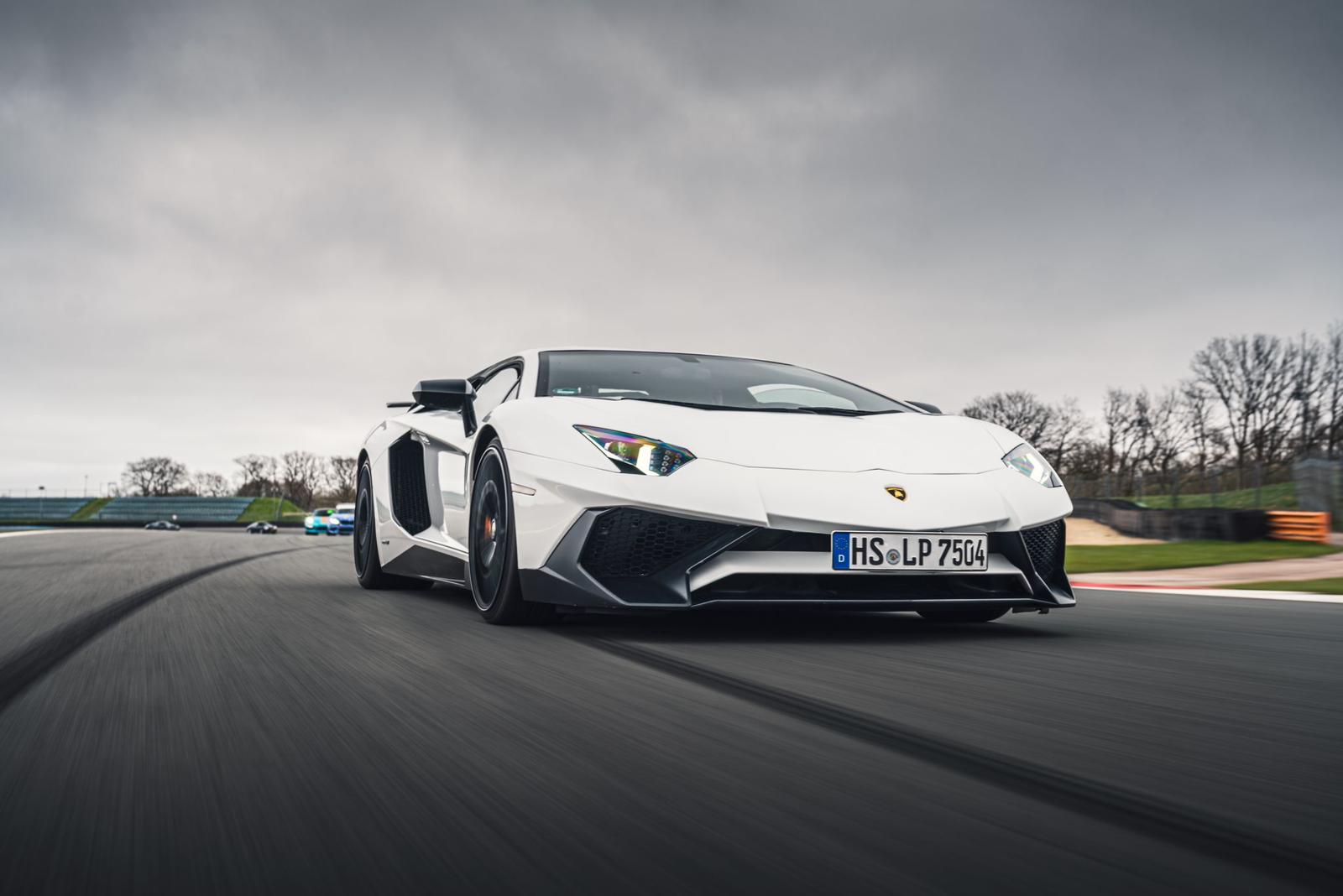 Lamborghini Aventador SuperVeloce in de kleur wit op een racebaan.